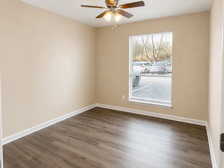 Willow Creek Apartments — Photo 31