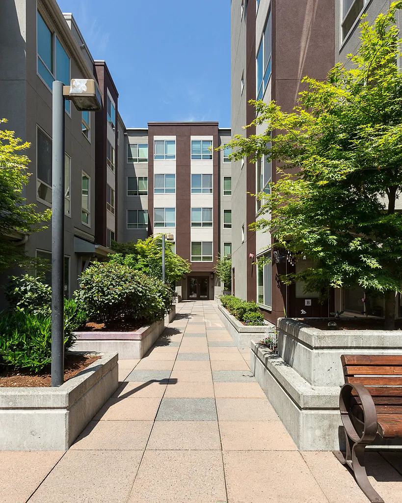 Cascade Court Apartments — Photo 1