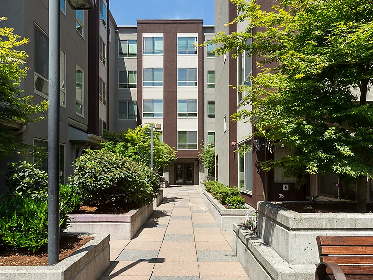 Cascade Court Apartments — Photo 1