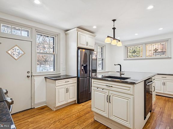 5th image of 425 E Durham St