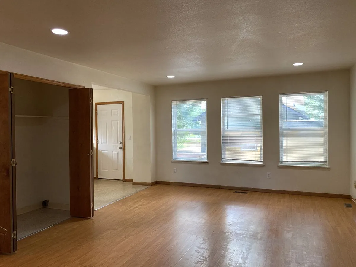 Building Photo - 610 S Whitcomb St #B