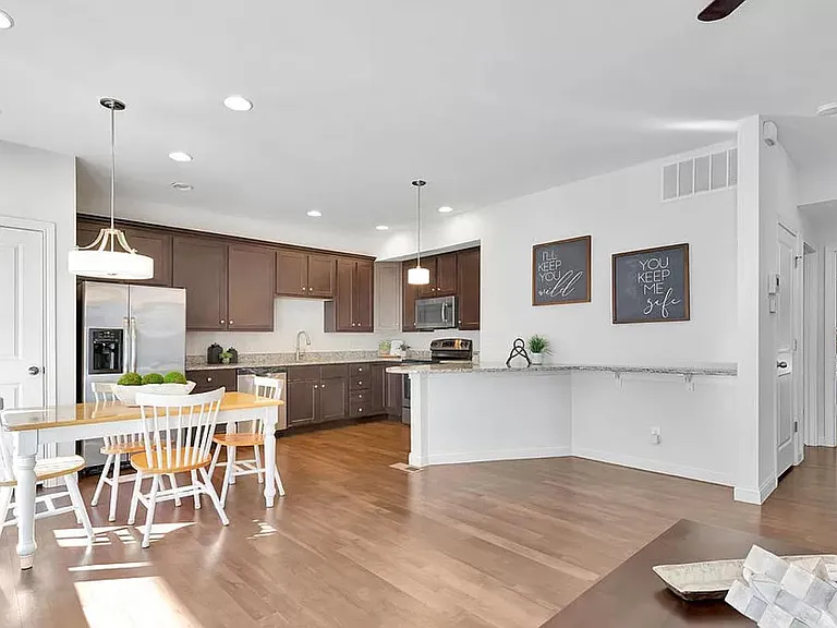 205 E Rochelle St — Photo 4
