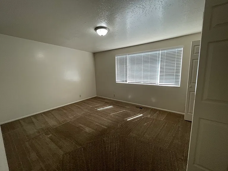 654 N Main St — Photo 11
