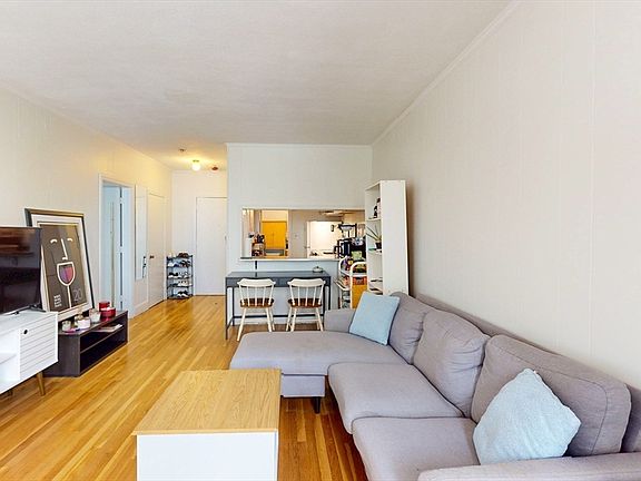 3rd image of 513 Beacon St APT 5