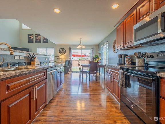 3rd image of 10913 185th Avenue E