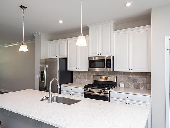 3rd image of 6 Itasca Dr