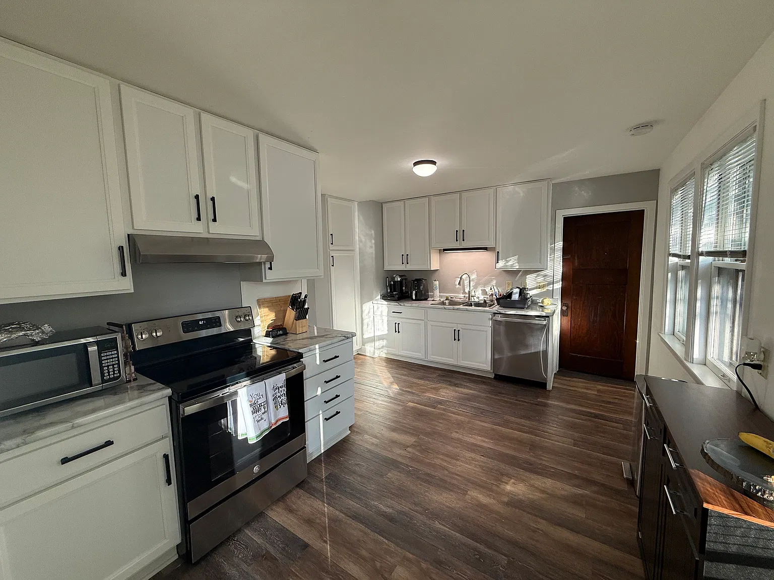 5 bed, 2500 sqft, $4,495 — Photo 3