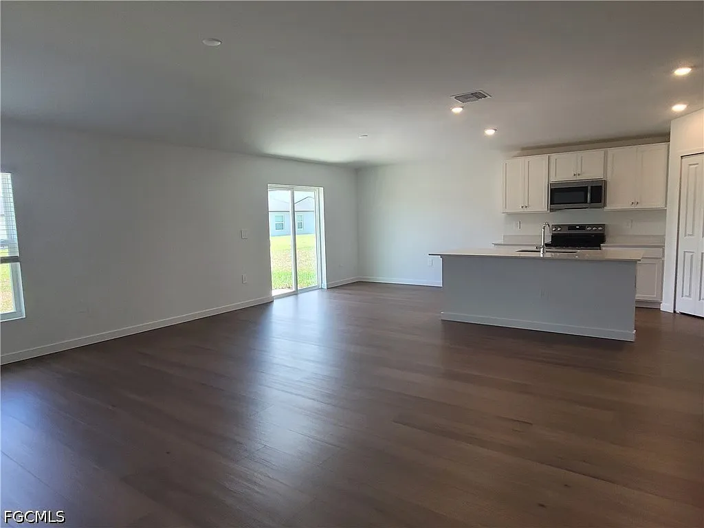 4 bed, 2.0 bath, 1824 sqft, $2,300 — Photo 3
