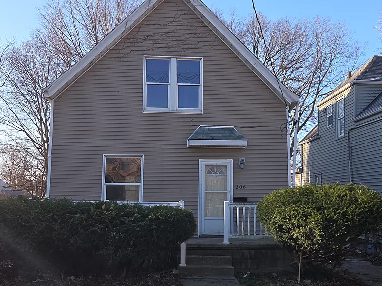 206 E Arcadia Ave — Photo 1