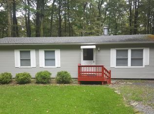 42 Humming Bird Ln, Hawley, PA 18428