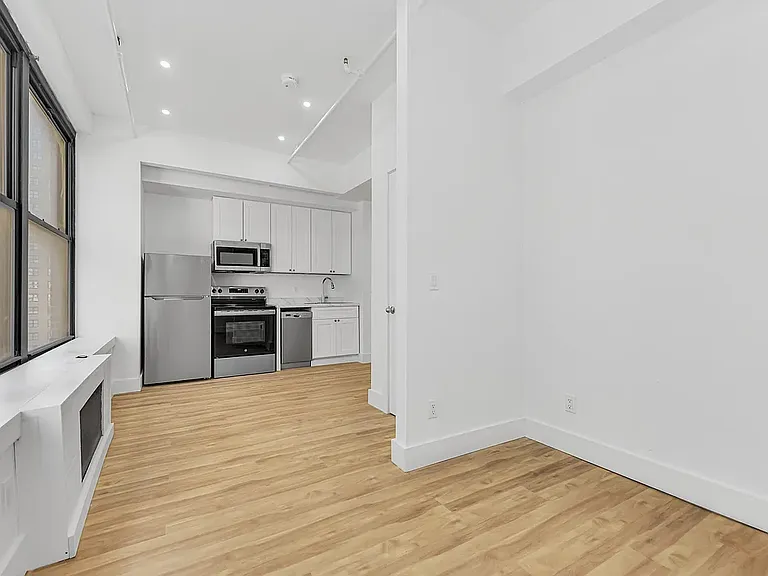248 W 35th St #1007 — Photo 3