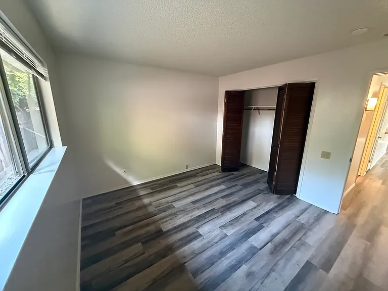 940 W East Ave #4 — Photo 4