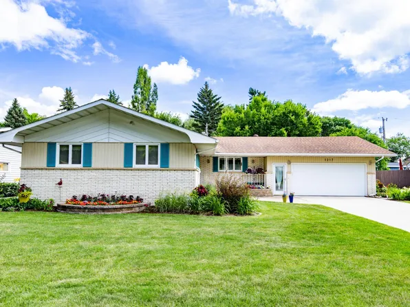 1217 Oak St N, Fargo, ND 58102