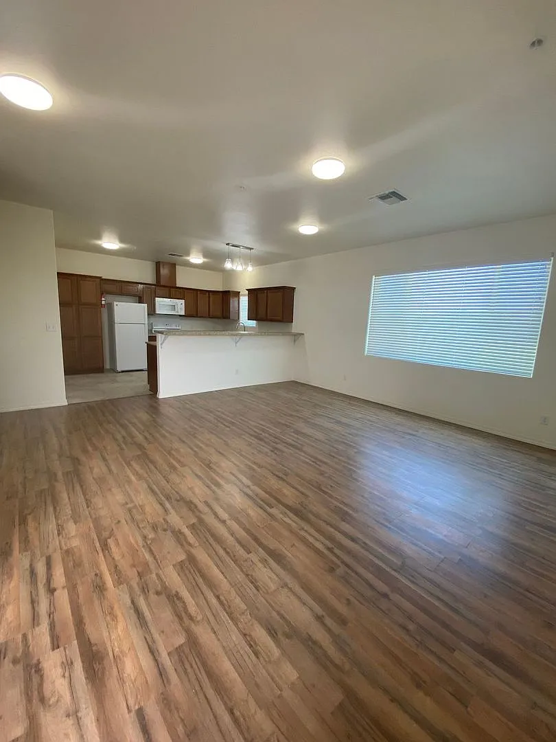 2 bed, 1641 sqft, $1,200 — Photo 2