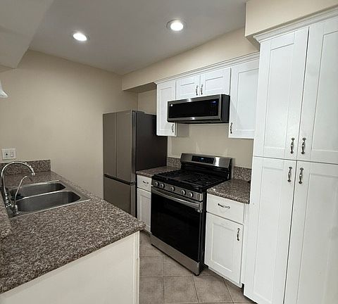 5th image of 1530 E Broadway #107