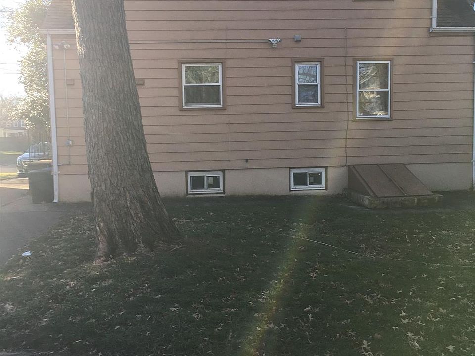 2nd image of 1977 Beacon St