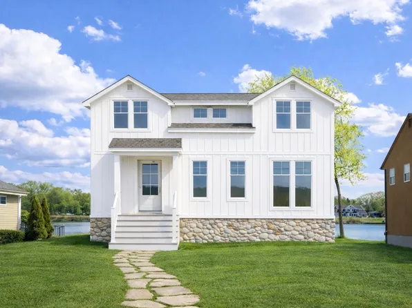103 Hewitt Blvd, Center Moriches, NY 11934
