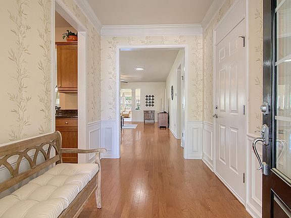 5th image of 347 Oyster Bay Dr