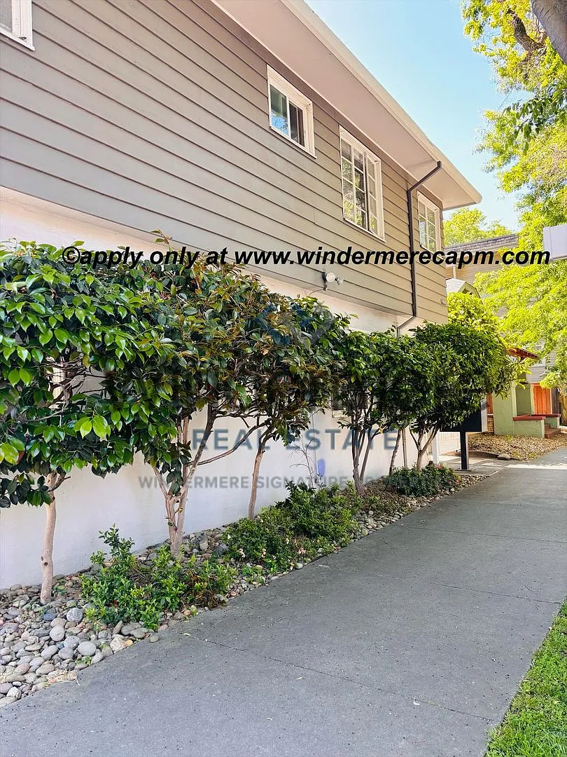 Charming 1 bedroom Midtown Apartment in cozy community! — Photo 2