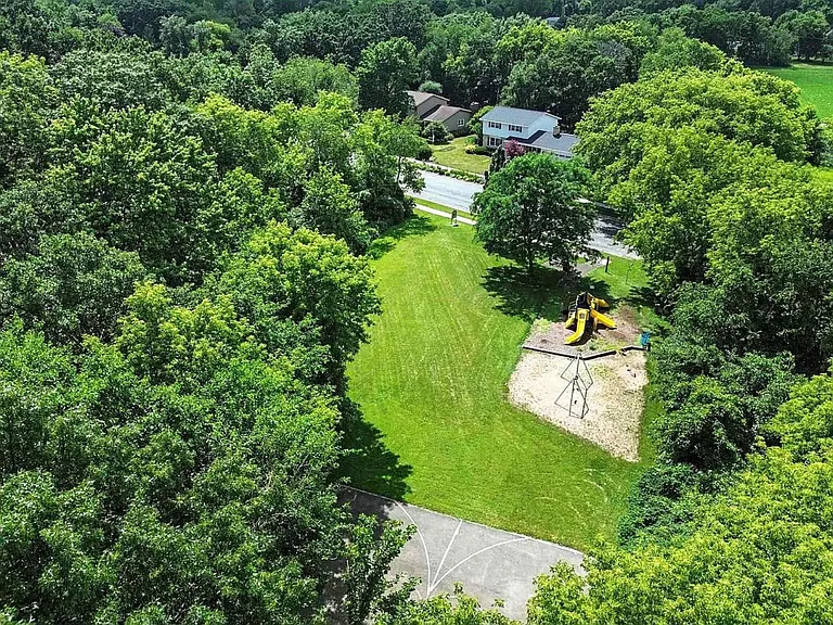 900 Woodview Dr — Photo 26