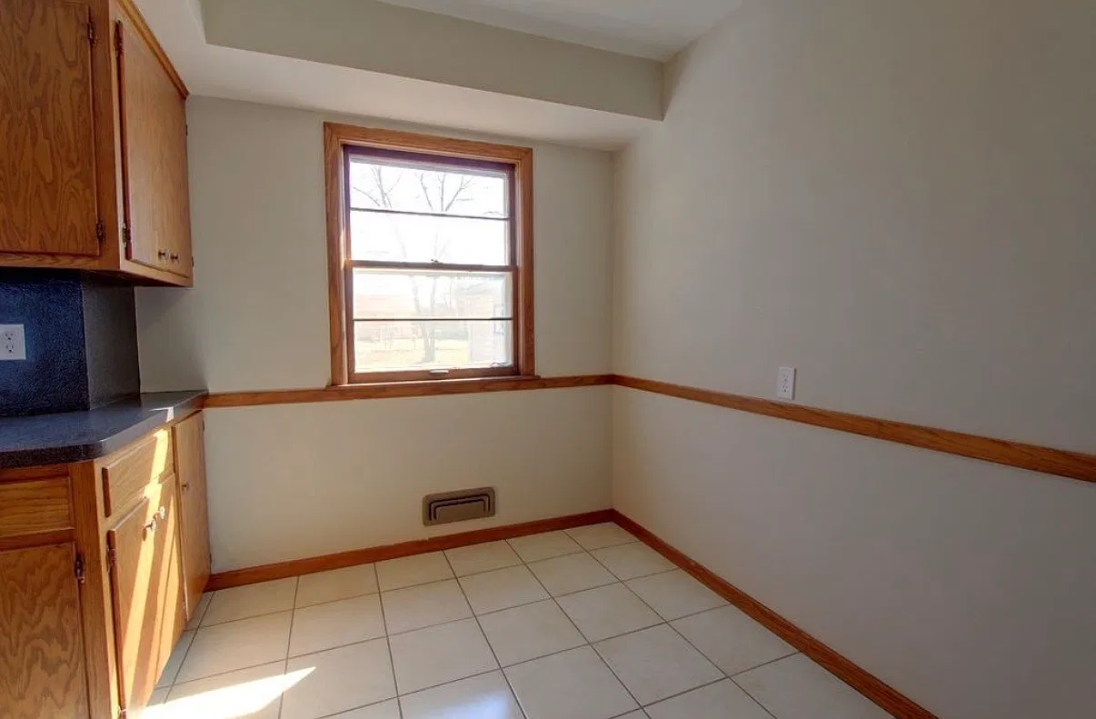 2 Bedroom plus Office and 3-Season Porch Single Family Home — Photo 4
