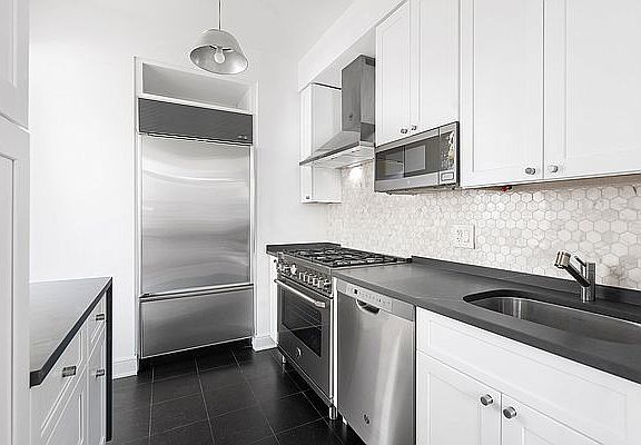 3rd image of 99 Jane St APT 5D