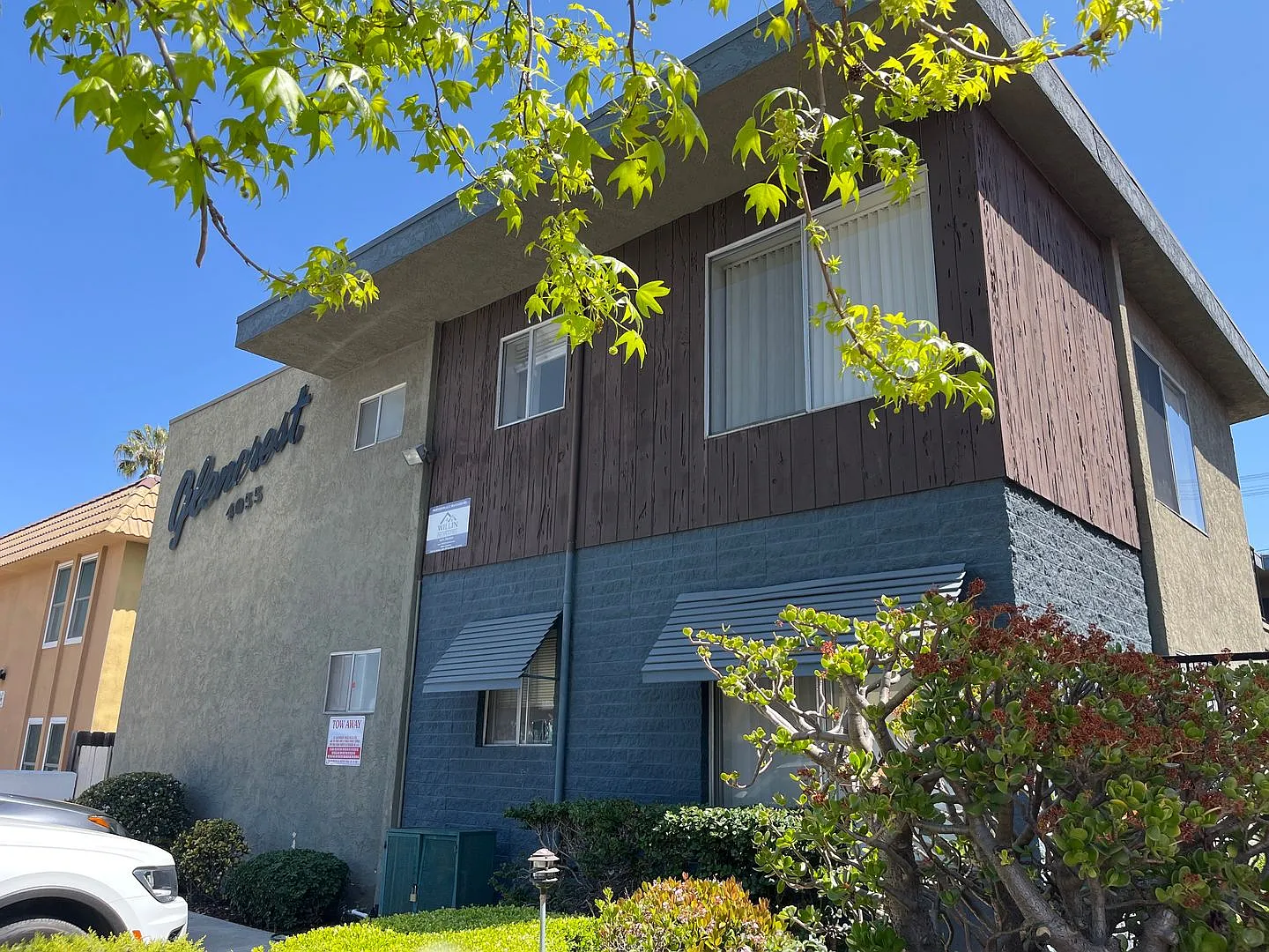 North Park - Spacious 2BR/2BA upper unit w/parking+coin laundry — Photo 1