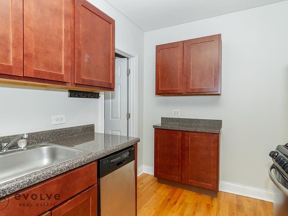 1st image of 817 W Cornelia Ave #207A