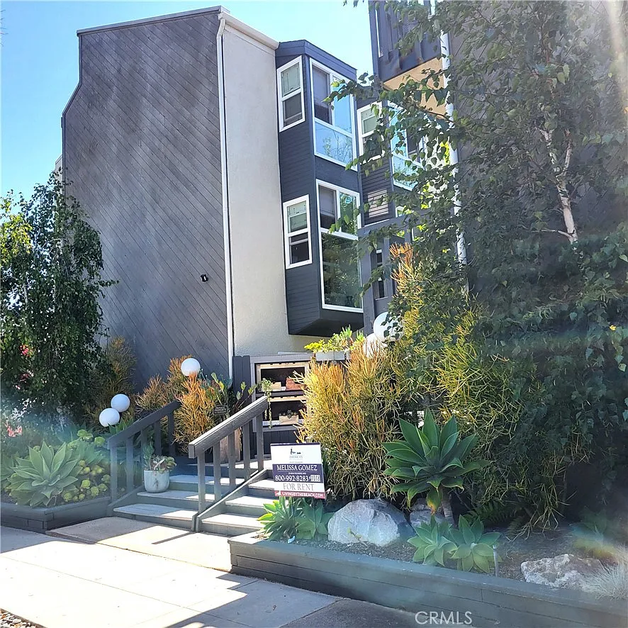 2 bed, 1.5 bath, 1000 sqft, $3,295 — Photo 2