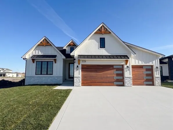 17211 Brookview Dr, Waukee, IA 50263