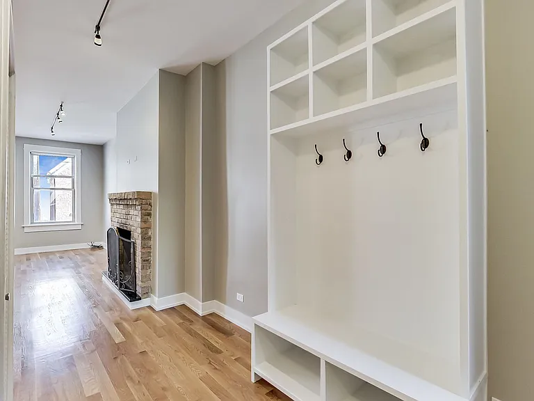 1914 W Crystal St #2R — Photo 2