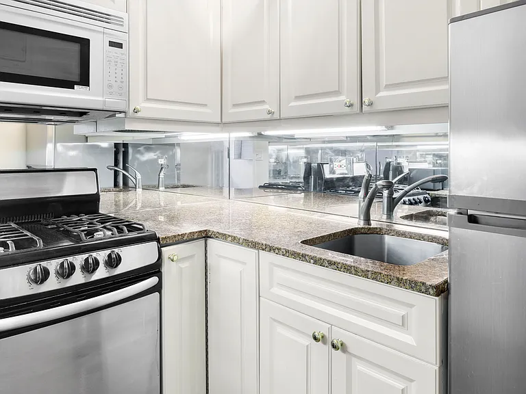 245 E 35th St #14-F — Photo 5