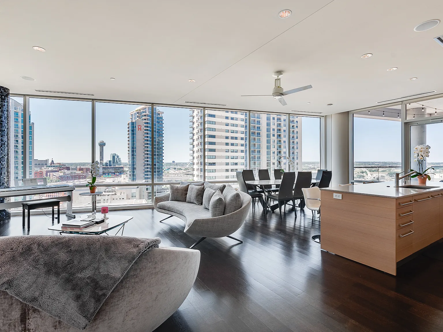 2 bed, 2.5 bath, 1619 sqft, $7,000 — Photo 3