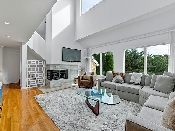 5th image of 33 Old Canoe Place Rd