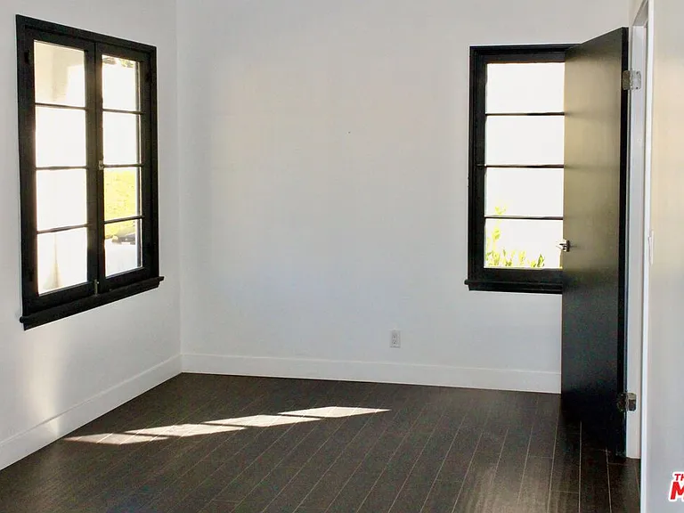8216 Willoughby Ave — Photo 8