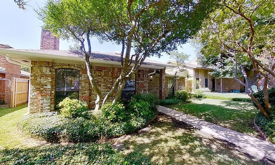 1st image of 215 Willow Wood Pl