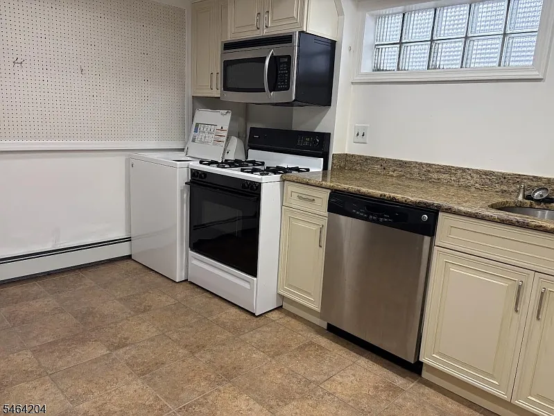 2 bed, 1.0 bath, $2,100 — Photo 3
