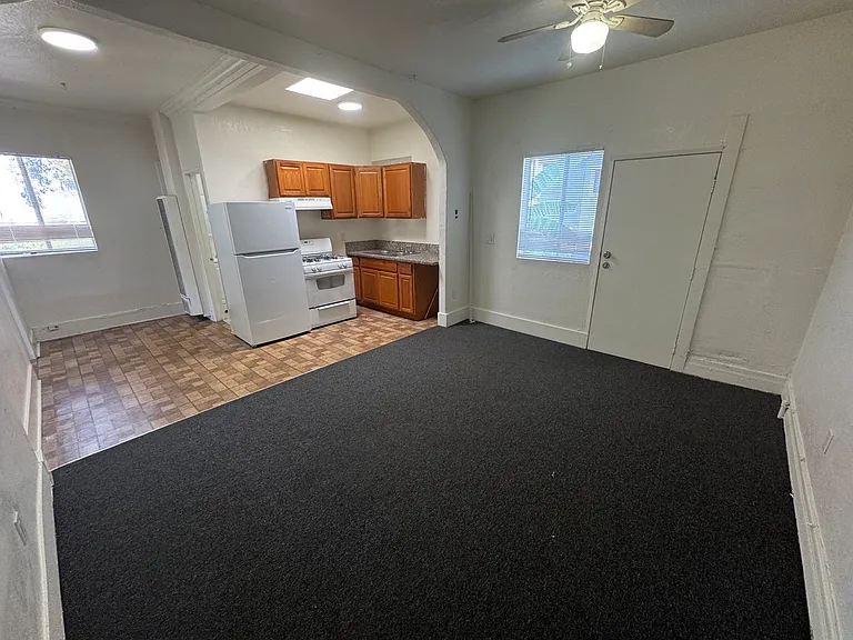 127 N Burlington Ave #C — Photo 23