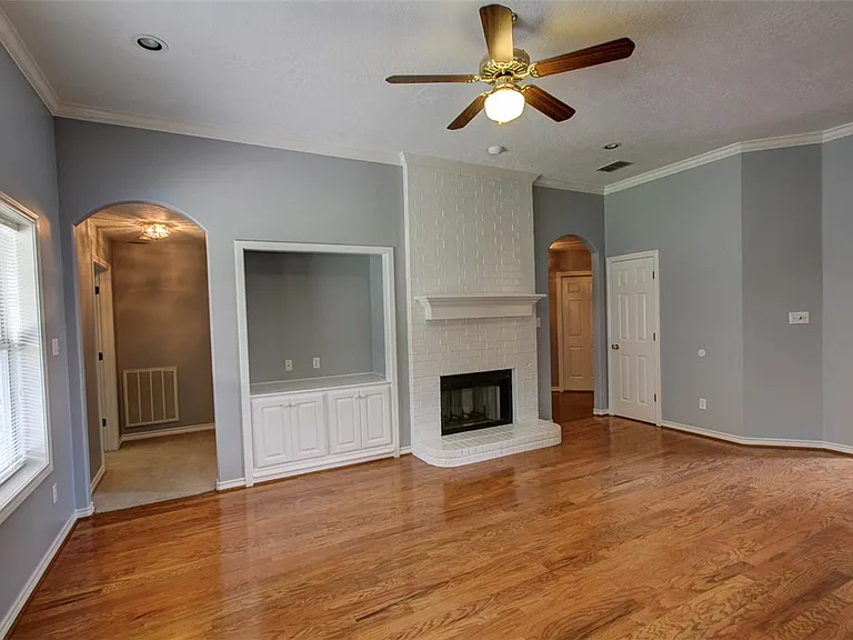 305 Landsburg Ln — Photo 5