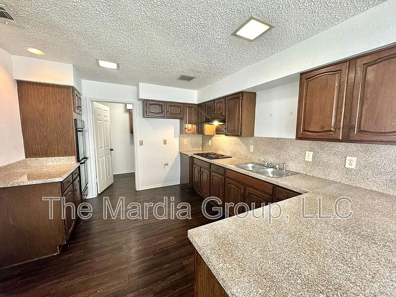 3 bed, 2.0 bath, 1595 sqft, $1,850 — Photo 3