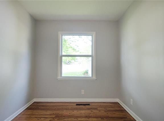 2nd image of 512 W Meadow Ln