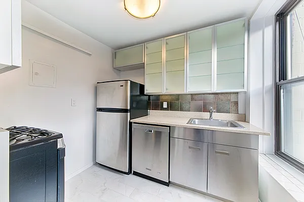 Rented by Isen & Company : Real Estate Advisors | media 12