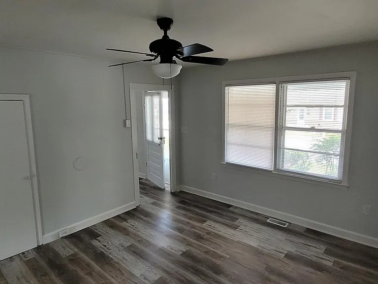 914 Cranbrook St — Photo 5