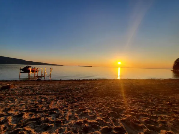 24 Less Traveled Rd, Keeseville, NY 12944