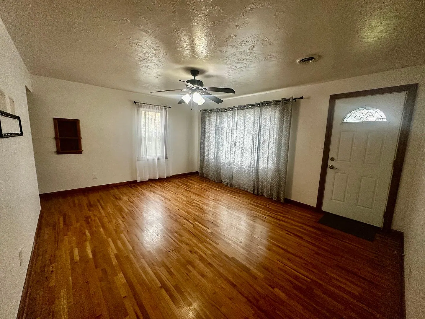 2 bed 1 bath house in Marshfield — Photo 2