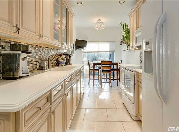 5th image of 155 Carriage Ln