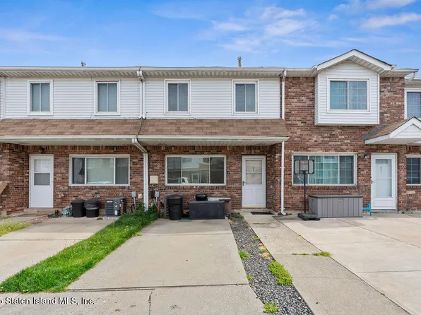 63 Country Dr N, Staten Island, NY 10314