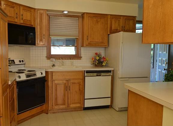 3rd image of 1608 Birchwood Dr