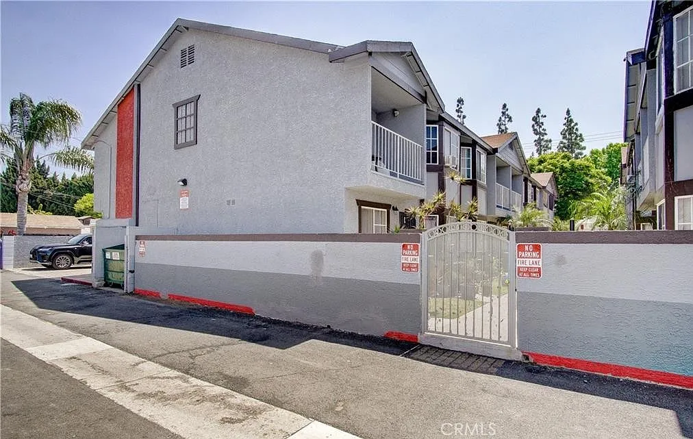 3 bed, 2.5 bath, 1362 sqft, $3,150 — Photo 3