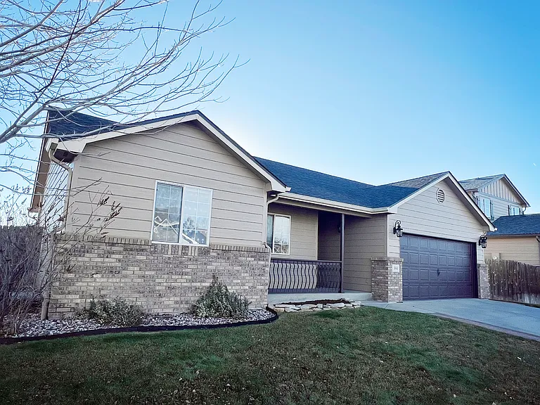 990 Emerald Dr — Photo 2